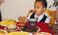 Đề phòng và xử trí ngộ độc thức ăn ở trẻ trong ngày Tết